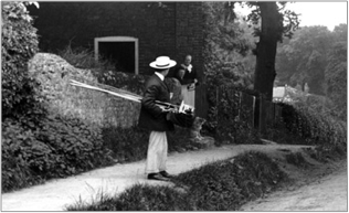 A Frith photographer in the Village of Tandridge 1907, 57972x.